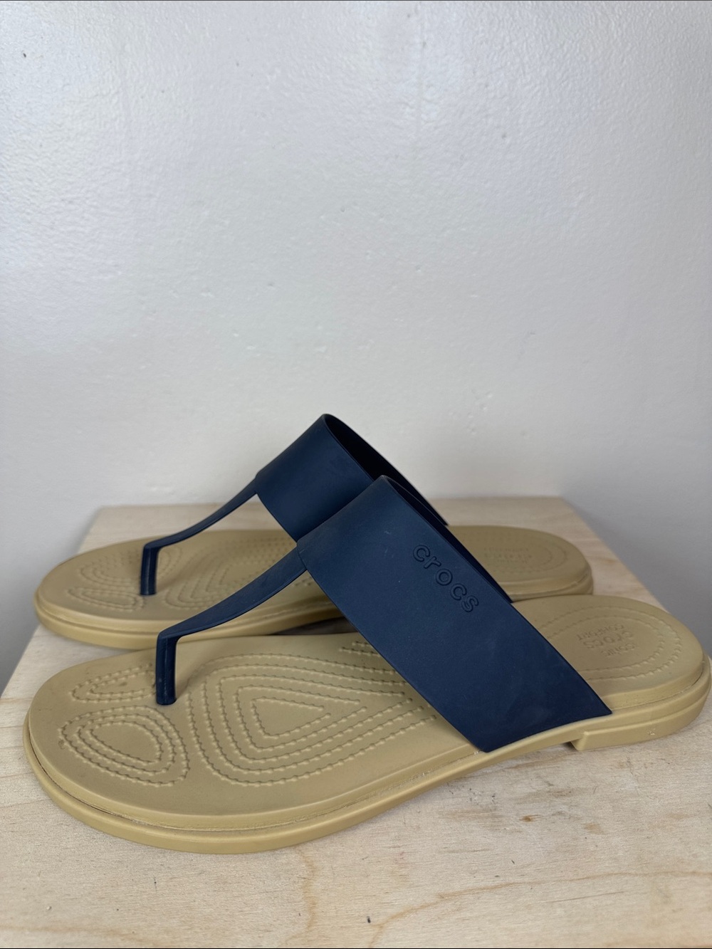 Crocs Tulum Flip Womens Sandals 9 Black Tan Lightweight